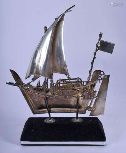 AN EARLY 20TH CENTURY CONTINENTAL SILVER BOAT. 12 cm x