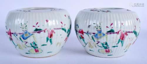 A PAIR OF EARLY 20TH CENTURY CHINESE FAMILLE ROSE