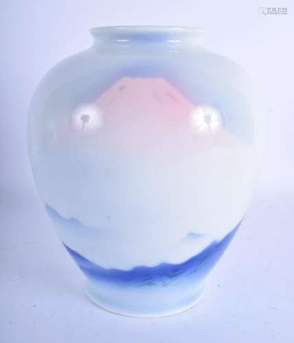 A JAPANESE TAISHO PERIOD FUKAGAWA PORCELAIN VASE