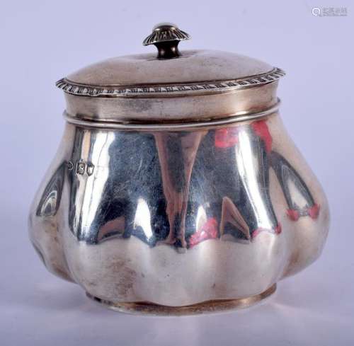 AN EDWARDIAN SILVER TEA CADDY. London 1902. 4.9 oz. 8