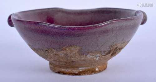 A SMALL CHINESE JUNYAO STONEWARE SCALLOPED BOWL. 10 cm