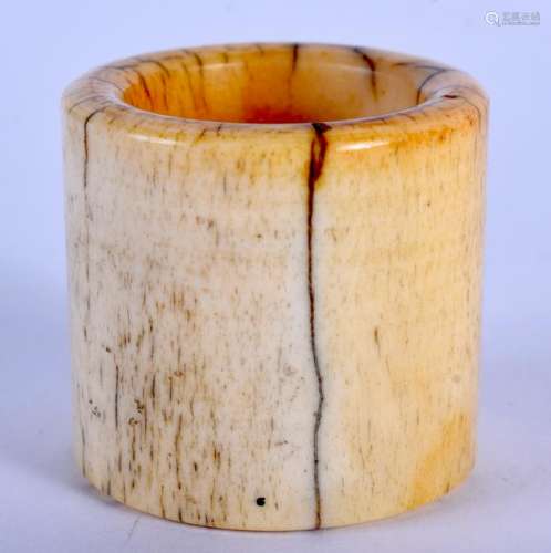 A 19TH CENTURY CHINESE CARVED BONE ARCHERS RING. 3 cm