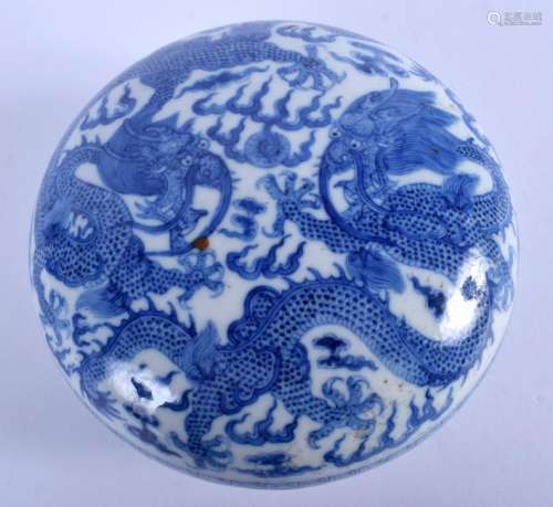 A 19TH CENTURY CHINESE BLUE AND WHITE BOX AND COVER