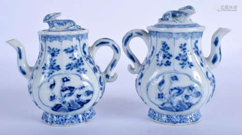 A RARE PAIR OF 17TH CENTURY CHINESE BLUE AND WHITE