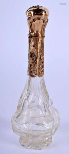 AN ANTIQUE FRENCH 18CT GOLD TOPPED GLASS SCENT BOTTLE.