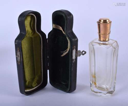 AN ANTIQUE FRENCH 18CT GOLD TOPPED GLASS SCENT BOTTLE.