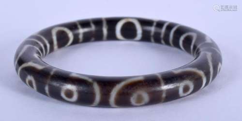 AN EARLY 20TH CENTURY CHINESE TIBETAN AGATE ZHU BANGLE.