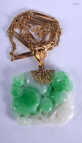 AN EARLY 20TH CENTURY 14CT GOLD CHINESE JADEITE