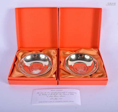 A PAIR OF BOXED SILVER DISHES. Sheffield 1981. 4.8 oz.