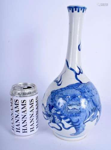 AN 18TH CENTURY CHINESE BLUE AND WHITE VASE Qing,