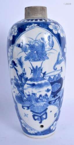 A 19TH CENTURY CHINESE BLUE AND WHITE VASE Qing,