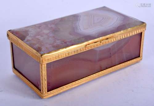 A FINE 18TH CENTURY 18CT GOLD AND AGATE RECTANGULAR BOX