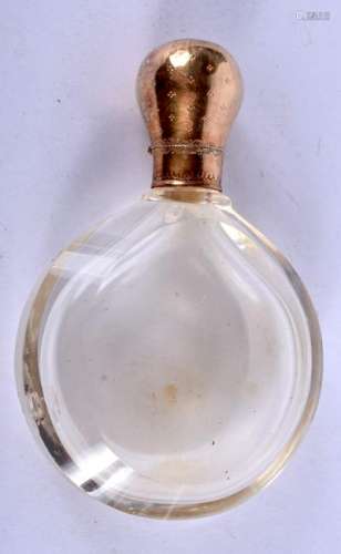 A FRENCH 18CT GOLD AND CRYSTAL GLASS SCENT BOTTLE. 7.5