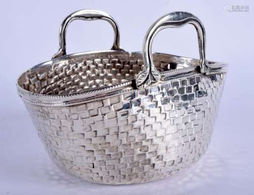 A VINTAGE CONTINENTAL TWIN HANDLED SILVER BASKET. 9.5