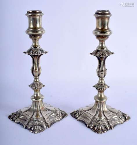 A PAIR OF GEORGE III SILVER PLATED CANDLESTICKS. 25 cm