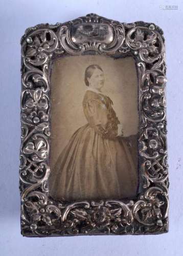 AN ANTIQUE SILVER PHOTOGRAPH FRAME. 5.5 cm x 7.5 cm.