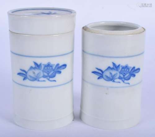 A PAIR OF EARLY 20TH CENTURY CHINESE BLUE AND WHITE