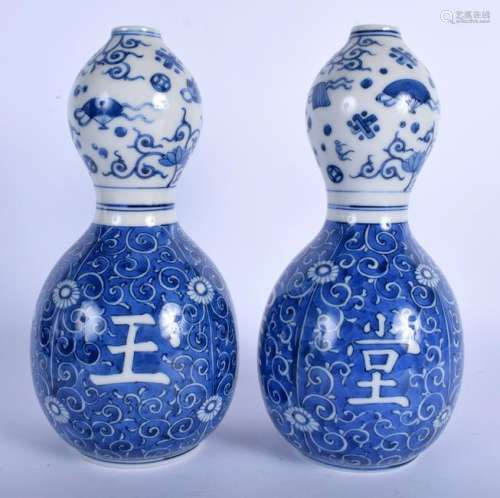 A RARE PAIR OF 19TH CENTURY CHINESE BLUE AND WHITE JUGS