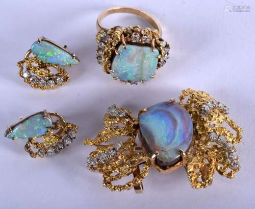 A LOVELY 18CT GOLD DIAMOND AND OPAL BROOCH with