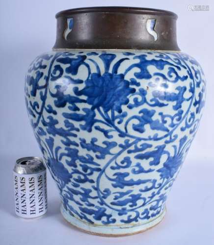 A LARGE EARLY 18TH CENTURY CHINESE BLUE AND WHITE VASE