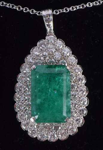 A GOOD 18CT GOLD AND EMERALD DIAMOND NECKLACE. 15.2