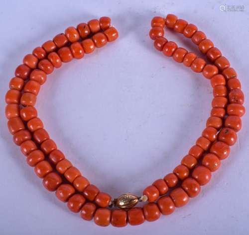 AN 18CT GOLD CHINESE CORAL NECKLACE. 78 grams. 62 cm