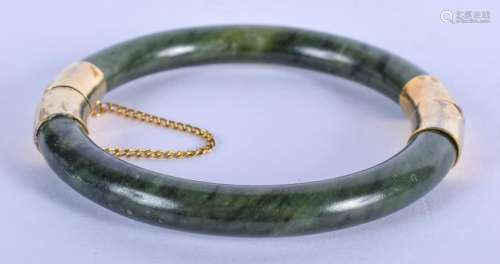 AN EARLY 20TH CENTURY CHINESE YELLOW METAL BANGLE. 8 cm