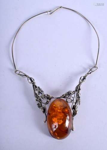 A LARGE SILVER AND AMBER NECKLACE. 12 cm x 12 cm.