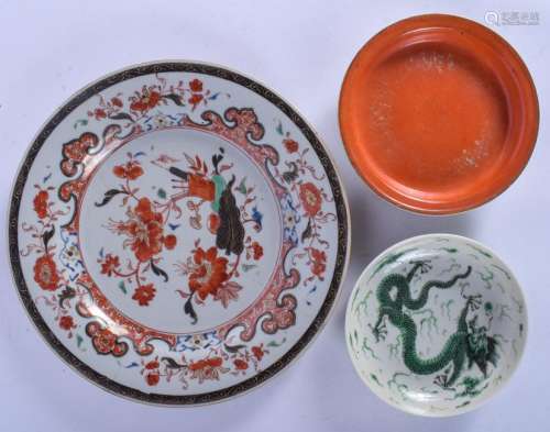 A 19TH CENTURY CHINESE FAMILLE VERTE SAUCER bearing