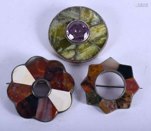 THREE ANTIQUE SILVER SCOTTISH AND HARDSTONE BROOCHES.