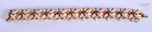 A 1950S 18CT GOLD ENAMEL CORAL AND SAPPHIRE BRACELET.