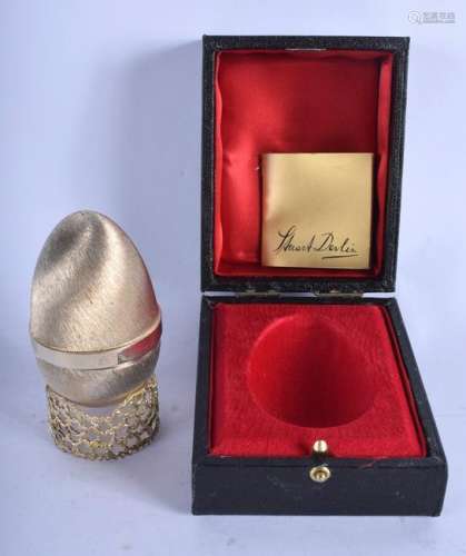 A BOXED STUART DEVLIN SURPRISE SILVER EGG. London 1976.