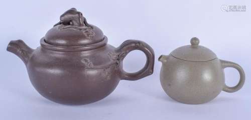 AN EARLY 20TH CENTURY CHINESE YIXING TEAPOT AND COVER