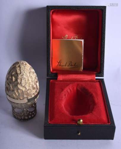 A BOXED STUART DEVLIN SURPRISE SILVER EGG. London 1982.