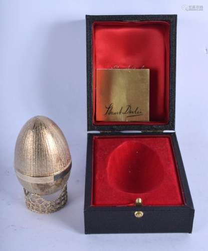 A BOXED STUART DEVLIN SURPRISE SILVER EGG. London 1984.