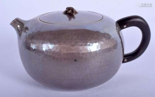 A SMALL EARLY 20TH CENTURY JAPANESE SILVER TEAPOT AND