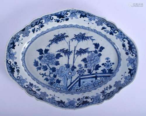 A LARGE 18TH CENTURY CHINESE BLUE AND WHITE DISH