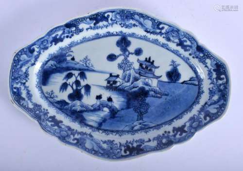 A SMALLER 18TH CENTURY CHINESE BLUE AND WHITE DISH