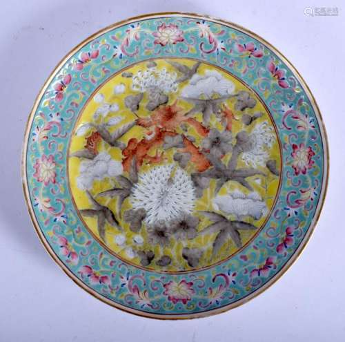 A LATE 19TH CENTURY CHINESE FAMILLE JAUNE PLATE