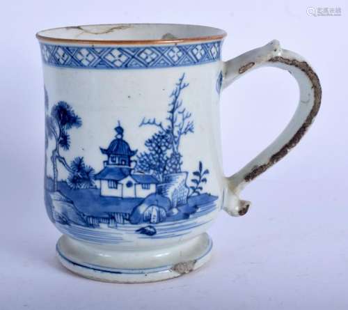 AN 18TH CENTURY CHINESE EXPORT BLUE AND WHITE MUG