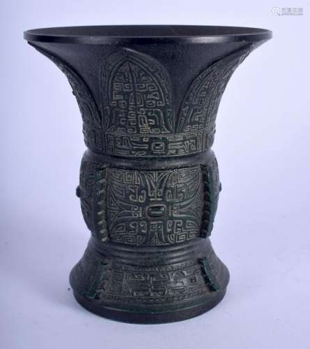 AN EARLY 20TH CENTURY CHINESE GU SHAPED BEAKER VASE of