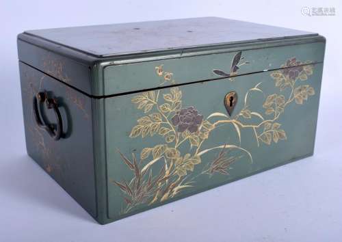 AN EARLY 20TH CENTURY JAPANESE GREEN LACQUER CASKET