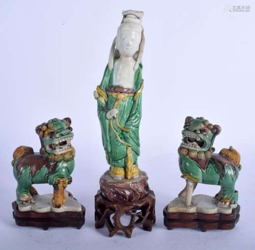 A PAIR OF 17TH CENTURY CHINESE FAMILLE VERTE BUDDHISTIC
