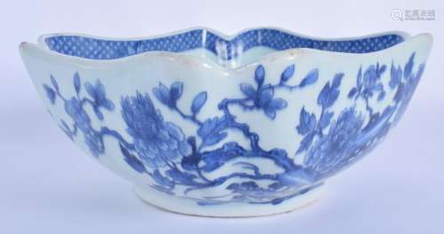 A LARGE 18TH CENTURY CHINESE BLUE AND WHITE JUNKET BOWL