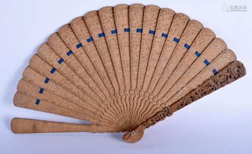 A 19TH CENTURY CHINESE CARVED SANDALWOOD FAN Qing,