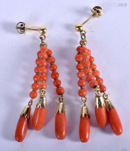 A PAIR OF VINTAGE GOLD AND CORAL EARRINGS. 12 grams. 5