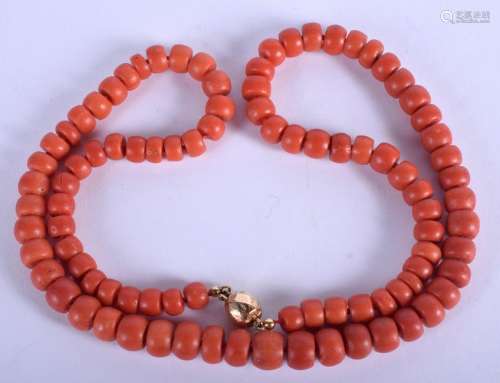 AN 18CT GOLD AND CORAL NECKLACE. 60 grams. 54 cm long.
