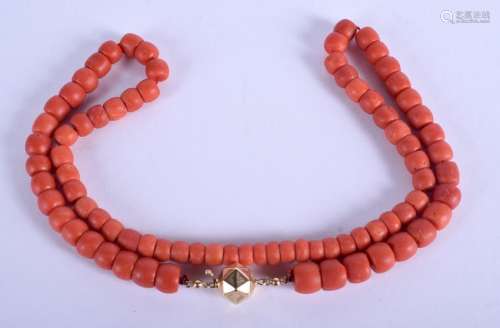 AN 18CT GOLD AND CORAL NECKLACE. 56 grams. 56 cm long.