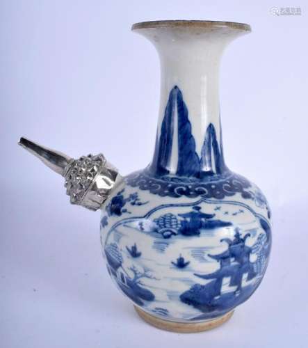 AN 18TH CENTURY CHINESE BLUE AND WHITE KENDI Qing,
