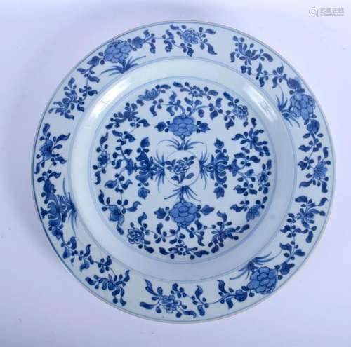 A LARGE 17TH CENTURY CHINESE BLUE AND WHITE CHARGER